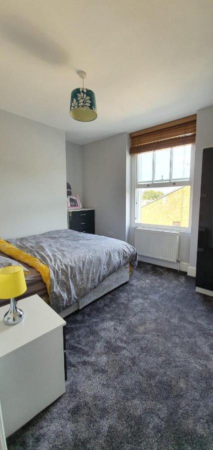 Camden Guest House Double Bedroom With Super Large King Bed Londres Exterior foto